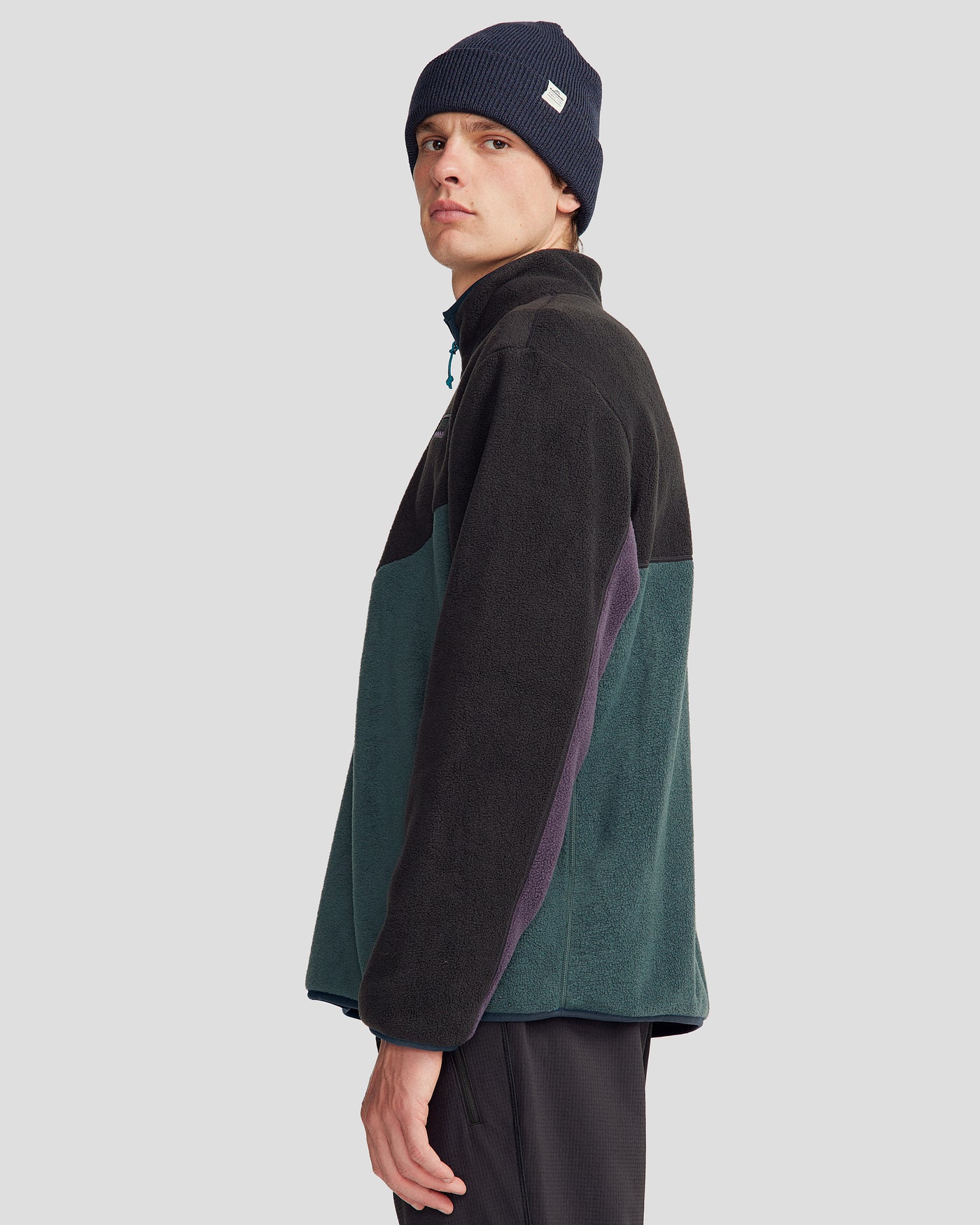b1369_oqb_mens_trailhead_fleece_heritage_pullover_black_green_c_1744693919000